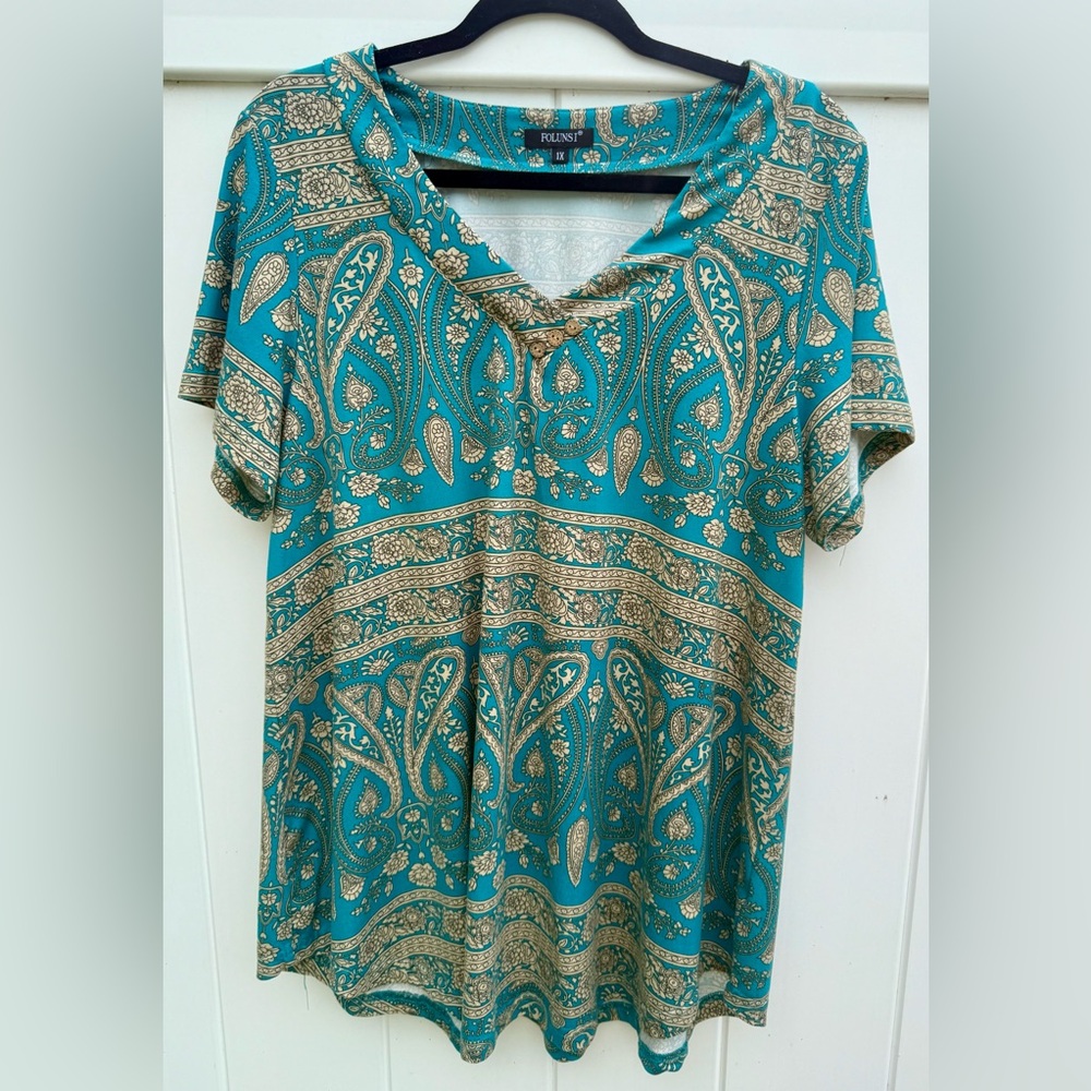 Folunsi Brand Women’s Short Sleeve V-Neck Paisley Print Top.  Size 1X. NWOT.